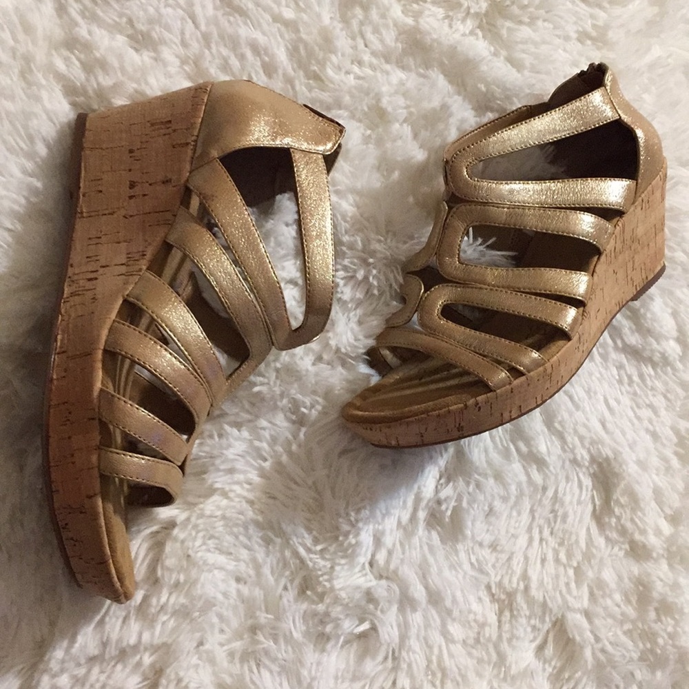 Comfortiva mid wedge golden metallic sandal 9.5W